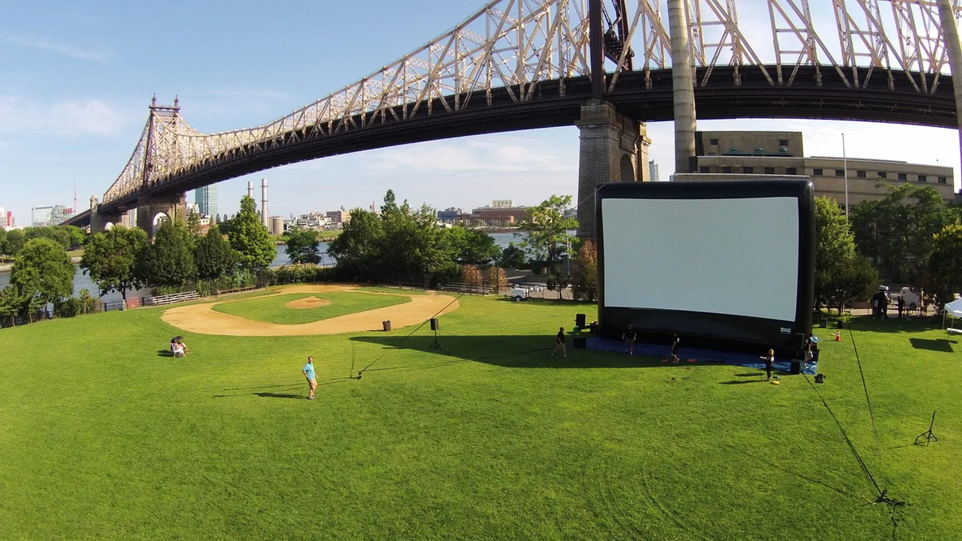 How to Plan an Outdoor Movie Night